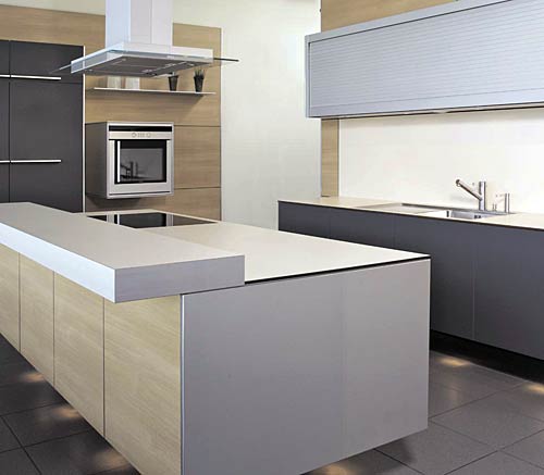 This innovative brand-name kitchen has wall-mounted cabinets, a shutter cabinet, glass fronts for the base cabinets, oak veneered wall panels and a free-hanging oven. We are the kitchen producer.